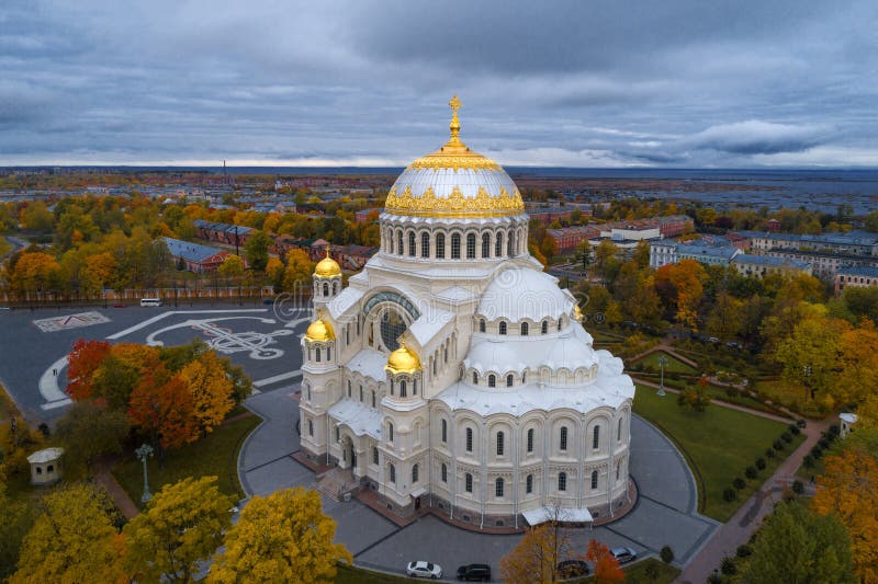 Храм в Кронштадте осень