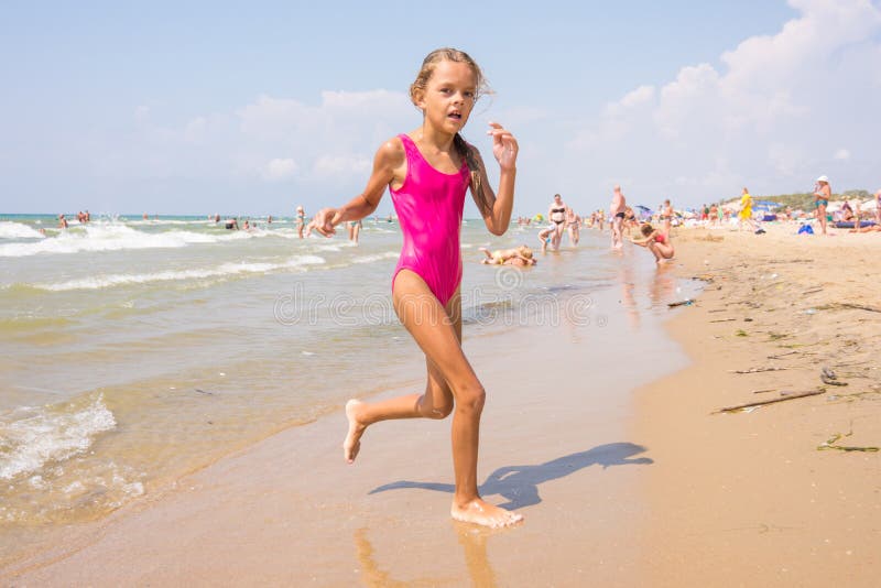 Девочки 8 лет на пляже