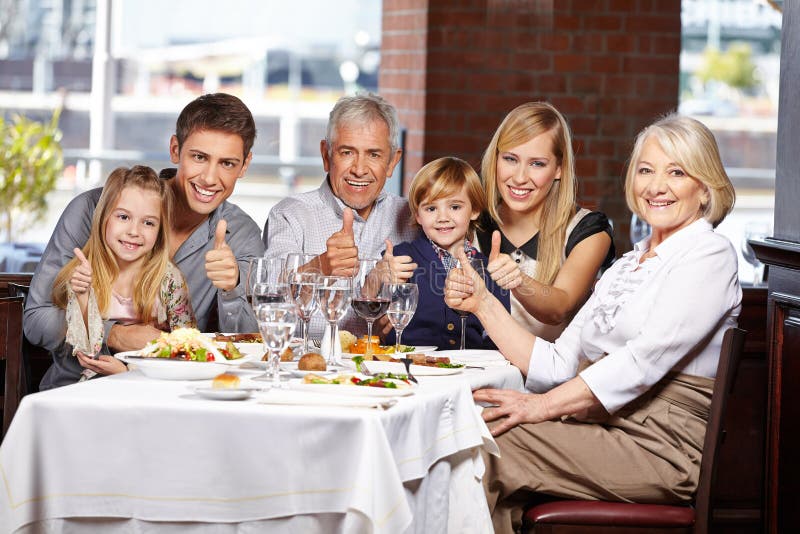Семья в ресторане