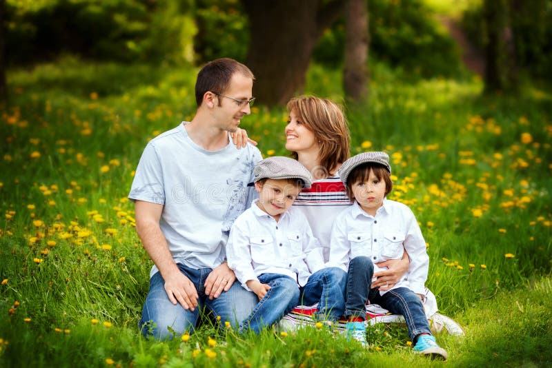 Дава мальчика на пляже. Мать, сын и его приятель. Mom 2 boys. Рамка для мальчиков на два фото. Mother and son британия 1990.
