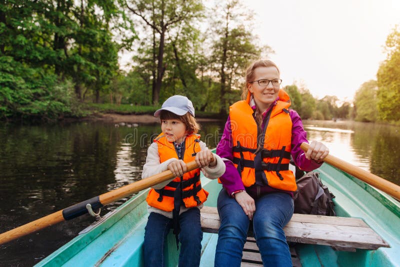 фотосессия морская прогулка с ребенком. Mother boat. семья в лодке. мамки в лодке. корабль мечты ребенка.
