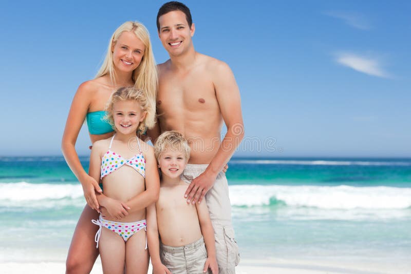 Родители и дети на нудистском пляже