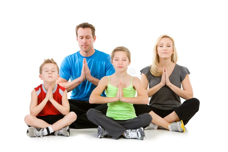 Медитация семья. Семья медитирует. Йога для всей семьи. Семейная йога семьей.