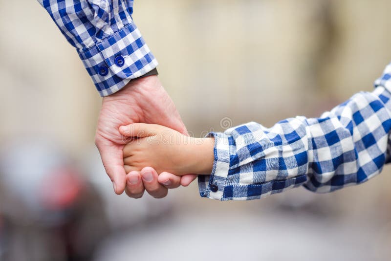 Handed family. Картинка семья рука обруку. Руки вместе на улице. Семья вместе за руки. Фото руки вместе творчество.