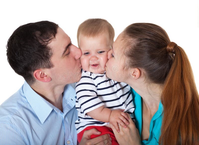 Мама папа целует. Родители целуют ребенка в щеки. Папа целует маму. Мама и папа целуют малыша в щечки. Мама целует папу в щеку.