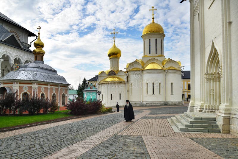 России 15 октября. Церковь в городе.