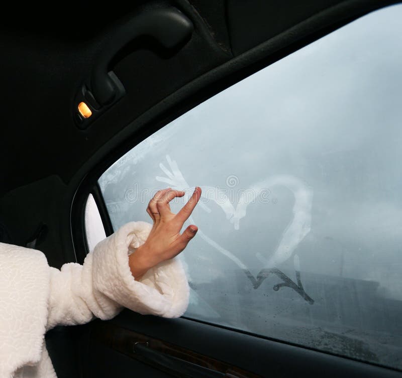 Сердечко на машине нарисовали