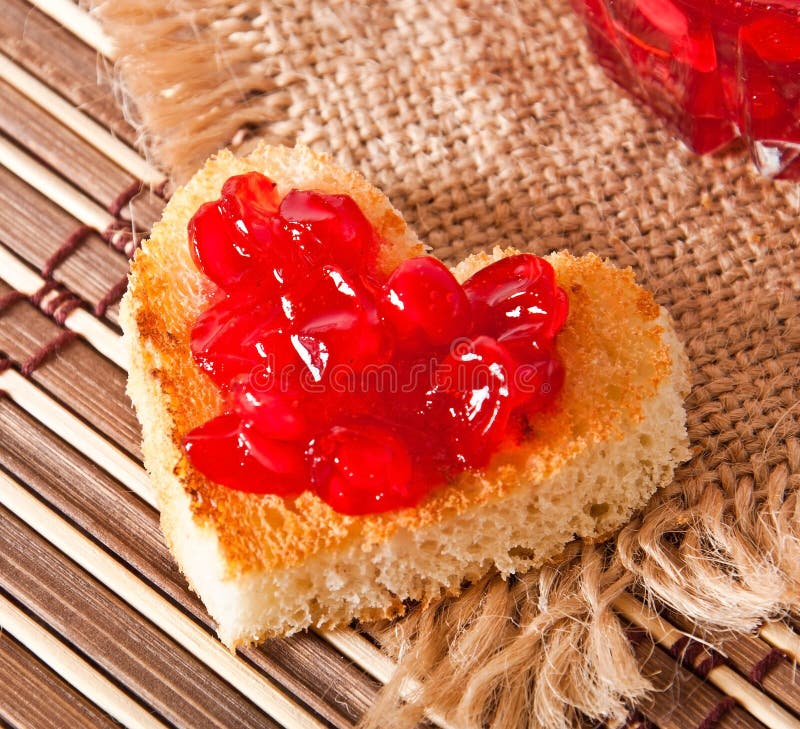 Печенье сердечки с вишней