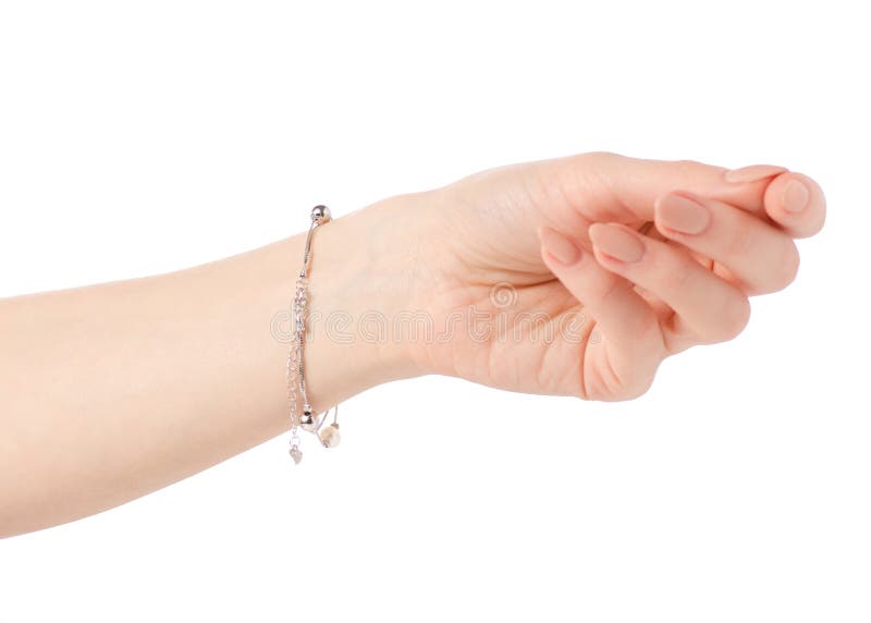 Серебряный женский браслет на руке Стоковое Изображение - изображениенасчитывающей девушка, свет: 110582711
