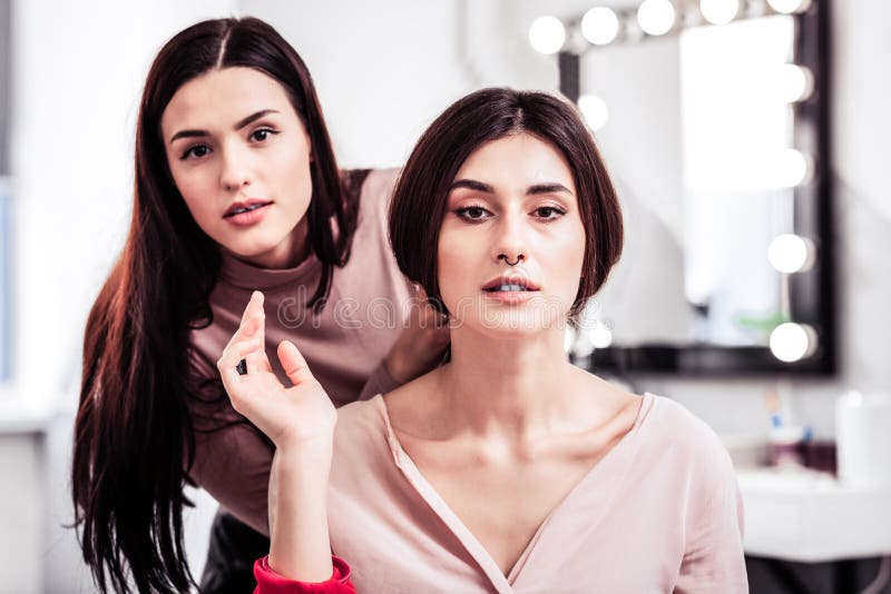 Sereznaya Privlekatelnaya Zhenshina Smotrya Ee Stil Prichesok Stokovoe Foto Izobrazhenie Naschityvayushej Vozniknoveniya Hairdressing 137743522