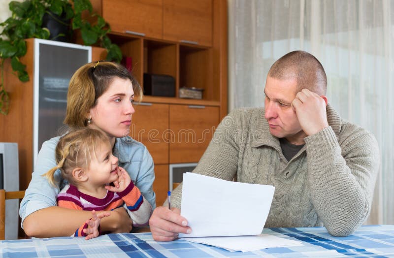 Обсуди с родителями и друзьями вопрос. Обсудить родителями фото. Родители обсуждают. Встреча с родителями обсуждение проекта фото. Родители расстроены фото.