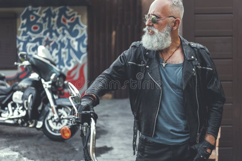 Старик байкер