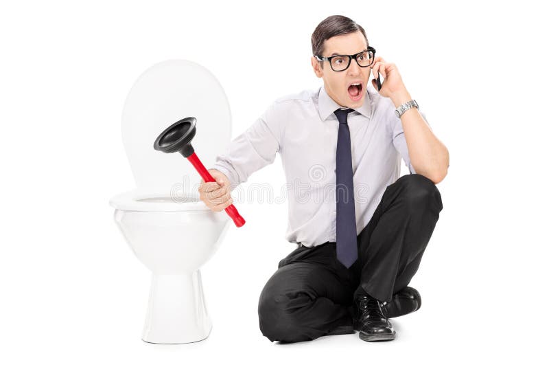 Мужчина сидит в туалете. Злой человек на унитазе. Говорит по телефону в туалете.