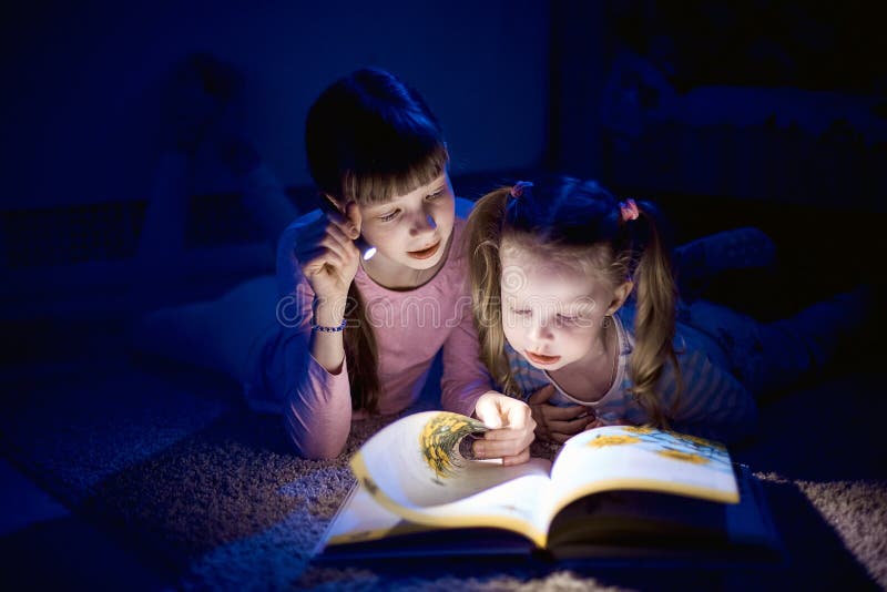 Читал с сестрой читал с ней. Читать книгу с фонариком. Воспитание сестры читать.