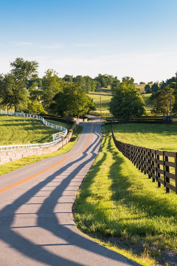 Сельская дорога вид сверху. Забор, вечер, природа. Rolling Hills Kentucky. Городок по пути