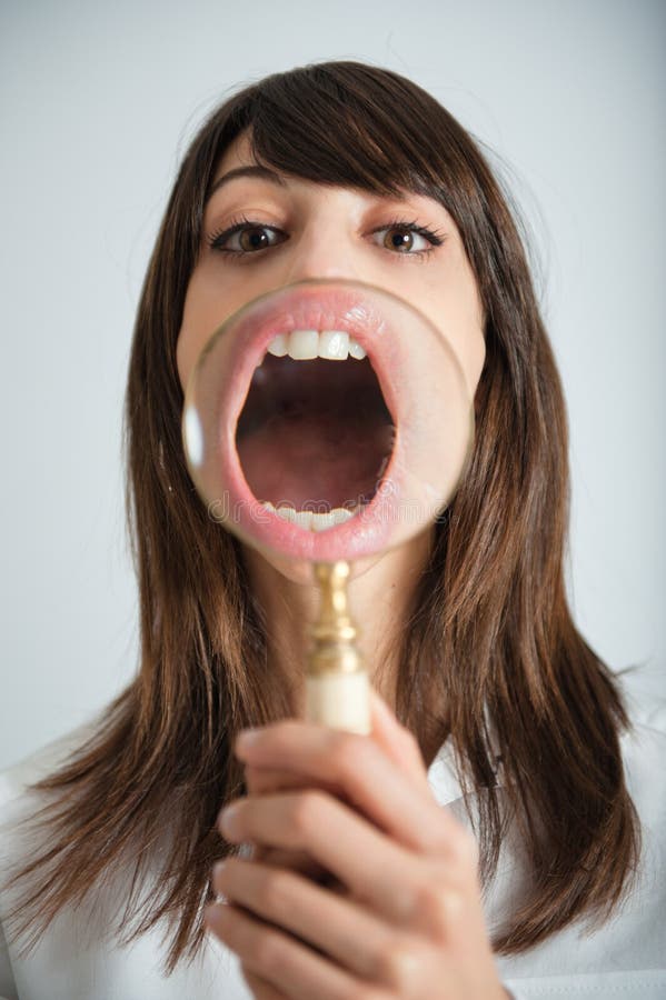 Большой рот картинки. Открытый женский рот. Расширитель для рта.