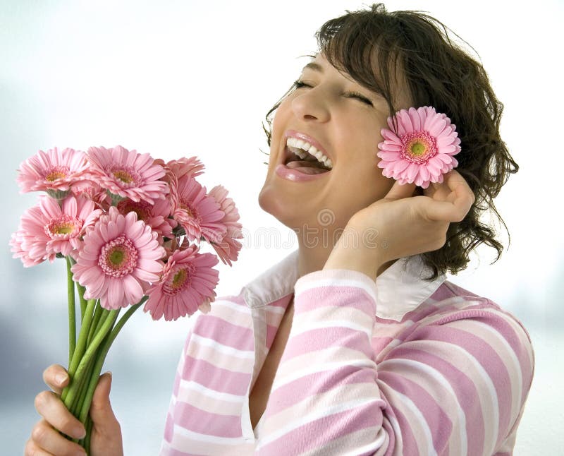 До самого полудня насмехались цветы над. Женщина с цветами. Девушка с букетом смеется. Женщина смеющаяся с цветами. Женщина радость.