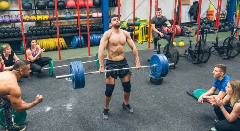 Спортсмен занимающийся тяжелой атлетикой
