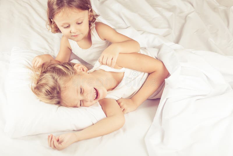 Спящие мамки и сестры. Брат и сестра лежат на кровати фото.
