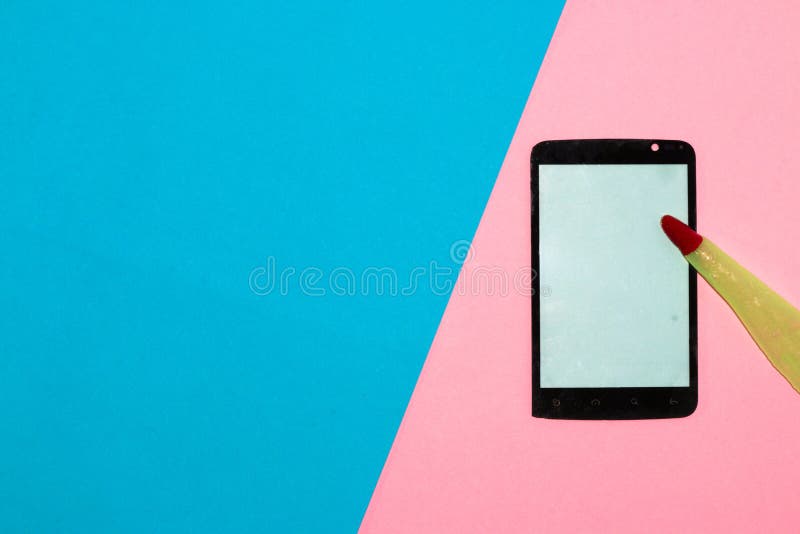 синий цвет фона с мобильным телефоном на розовой части телефон с белым  экраном, который служит копией Стоковое Фото - изображение насчитывающей  икона, прибор: 251125904