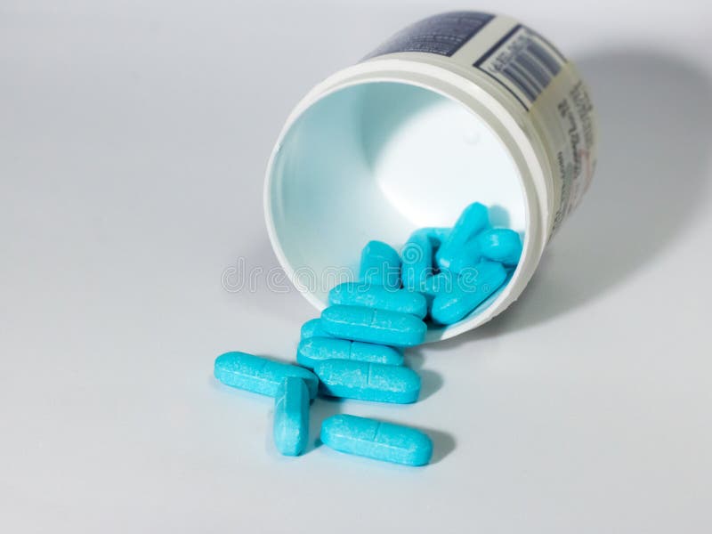 Синие таблетки от простуды. Таблетки на голубом фоне. Синие таблетки пустышки. Витамины красные и синие таблетки. Таблетки синие дельфины.