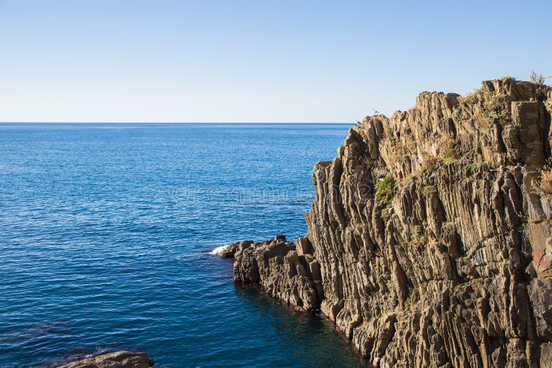 Скала С Морем В Riomaggiore Стоковое Изображение - Изображение.