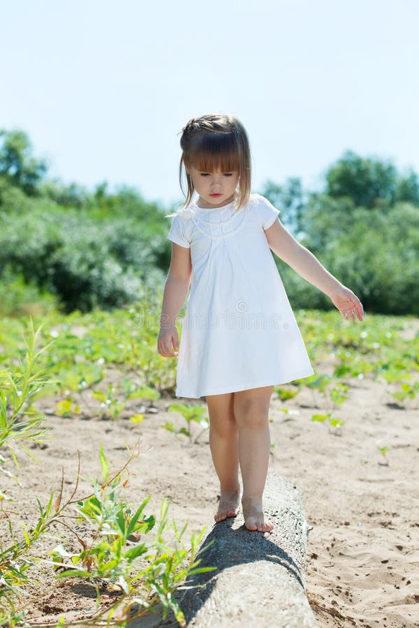 маленькиедевочкибасиком. маленькие дети с раздвинутыми ногами. ступни девочек. босоногая девочка в платье. босые ступни на подоконнике.