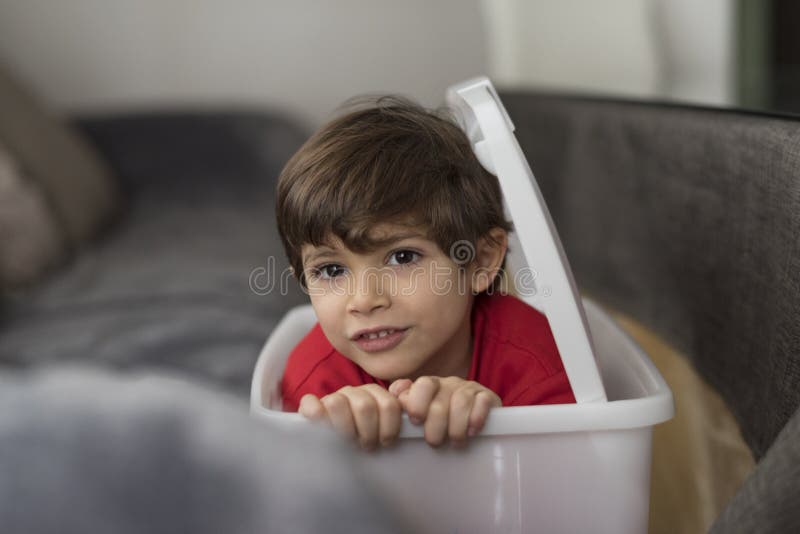 Мальчики скрытая. Школьники в раздевалке. Мальчики скрытая. Мальчики скрытая. Мальчик душ.