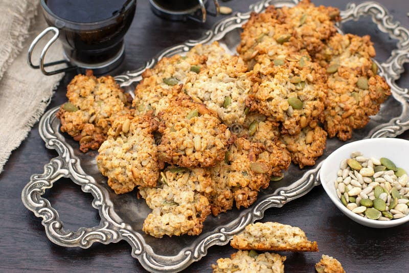 Овсяное печенье с изюмом и кунжутом