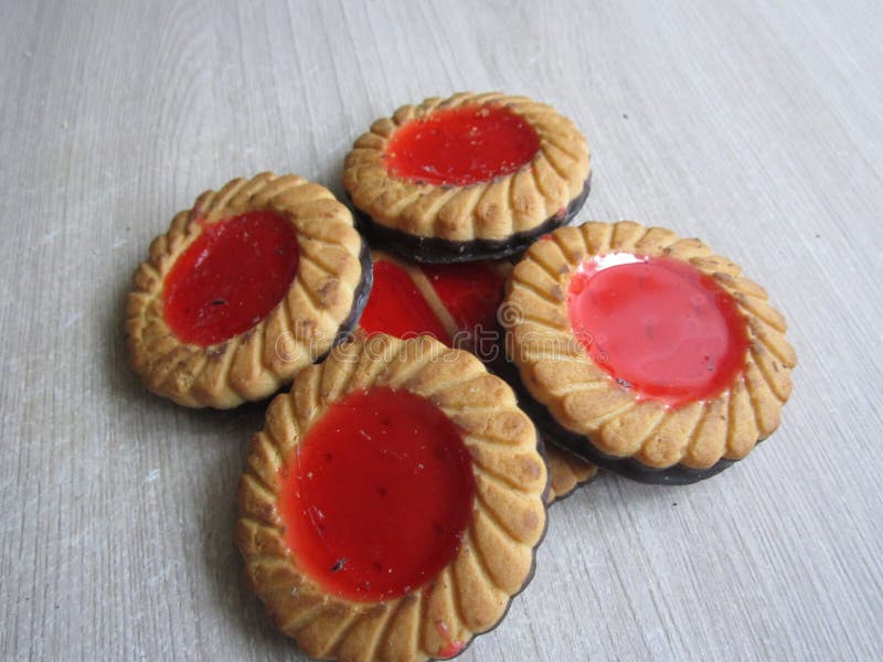 Печенье с красным желе