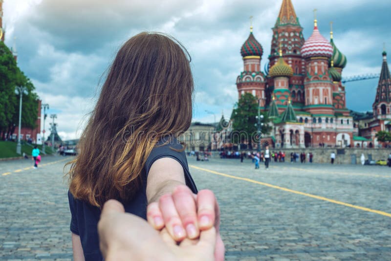 Девушка ведет за руку