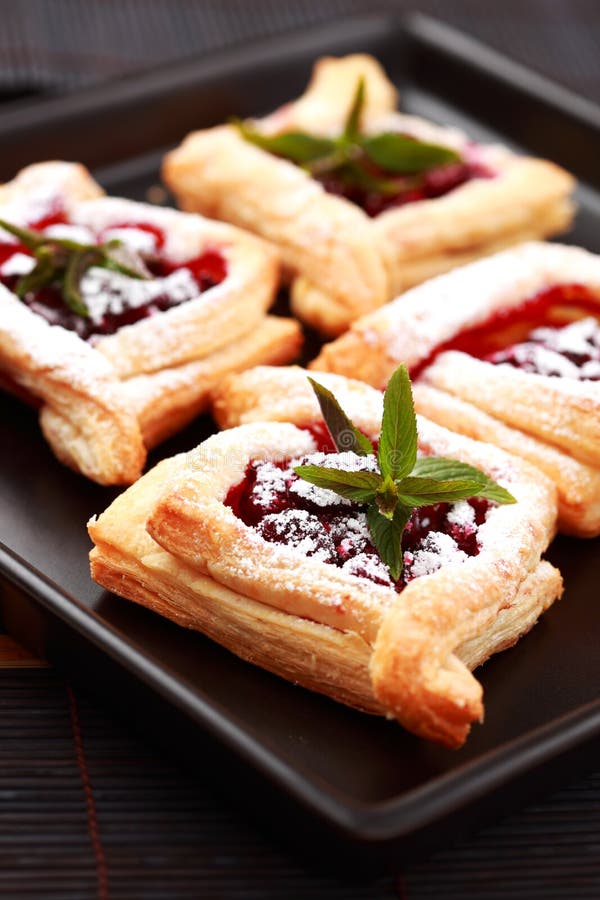 Мини слойки с вишней