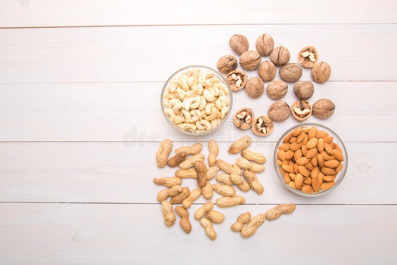 Протеин орех. Фундук и миндаль это белок. Чиа, яблоко и грецкий орех и белковая смесь. Обои бежевый Эстетика белка с орехами.