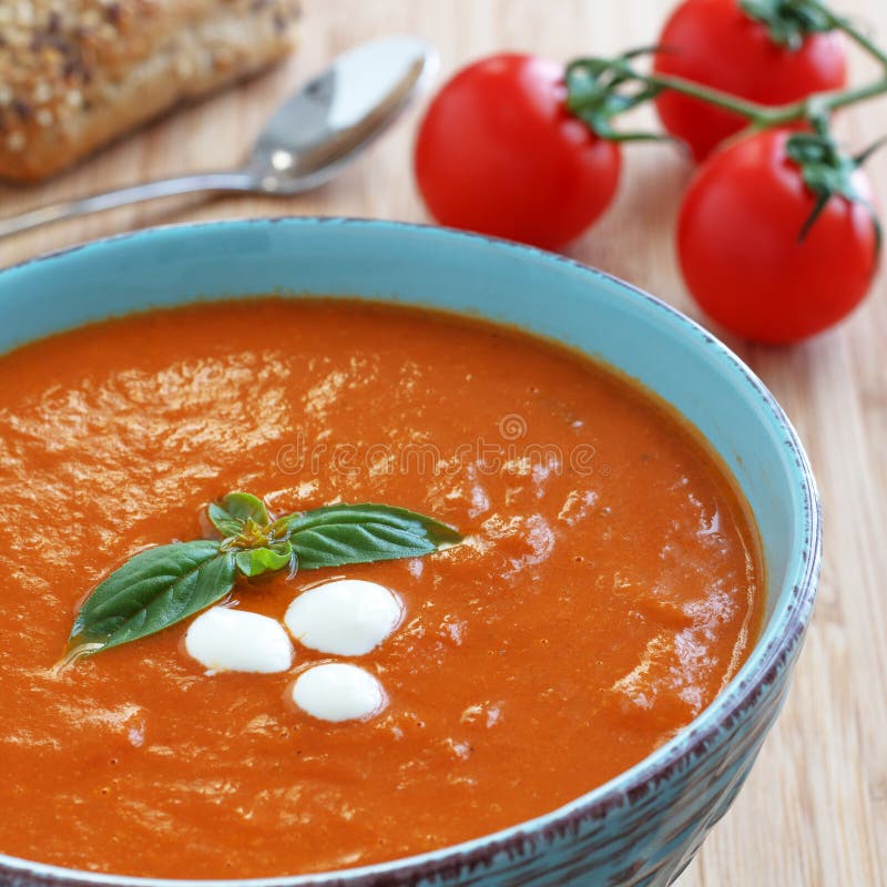 Сельдерей помидоры суп. Гаспачо из желтых томатов. Суп с помидорами. Суп гаспачо в хлебе. Томатный суп зелёная ферма 3.