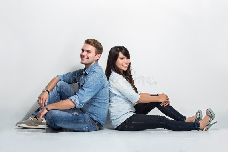 съемка пары на полу. сидят рядом на полу. двое сидят на полу. пара сидит на ковре. счастливые пары.