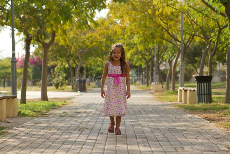 Где девочки гуляют. Девочка гуляет в парке. Маленькая девочка в парке. Маленькая девочка летом в парке. Девочки в парке 8 лет.