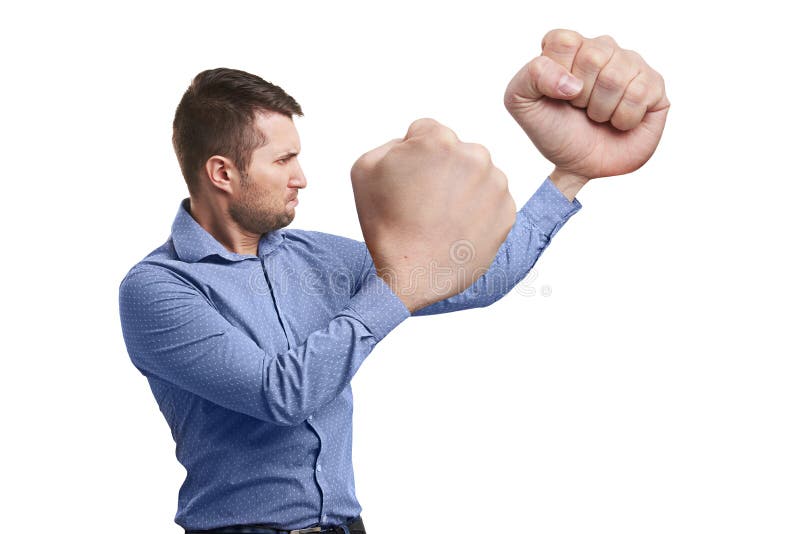 Кулак над головой. Жесты скрещенные руки над головой. Сжатые ладони. Мужчина с закрытыми ушами. Мужчина с поднятой рукой.