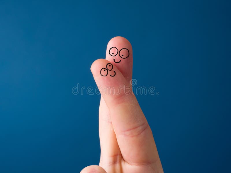 Знак мира на пальцах. Налей на два пальца. Жест мир пальцами. Фигуры из пальцев. Два пальца.