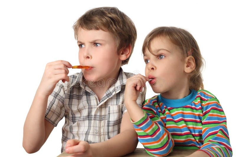 Мальчик делится конфетой с братом. Сосание мальчика папе. Boy and girl with Lollipops White background.