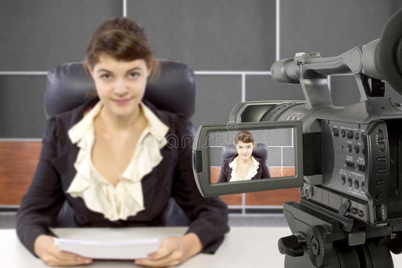 Женщины снимают видео взрослое. Комната журналиста. Репортер женщина картинки. Форма журналиста женская. Камера репортера.