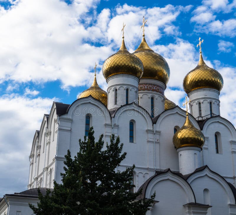 Успенский собор Ярославль белые купола