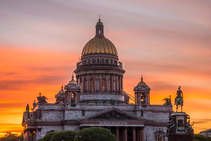 Исаакиевский собор в Санкт Петербурге ночью