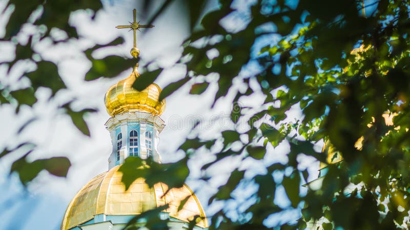 Смольный монастырь в Санкт Петербурге купола