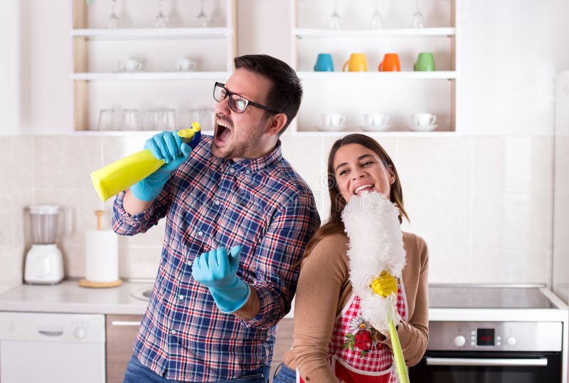 Муж чистит жену после. Избегать домашних обязанностей. Couple doing housework.