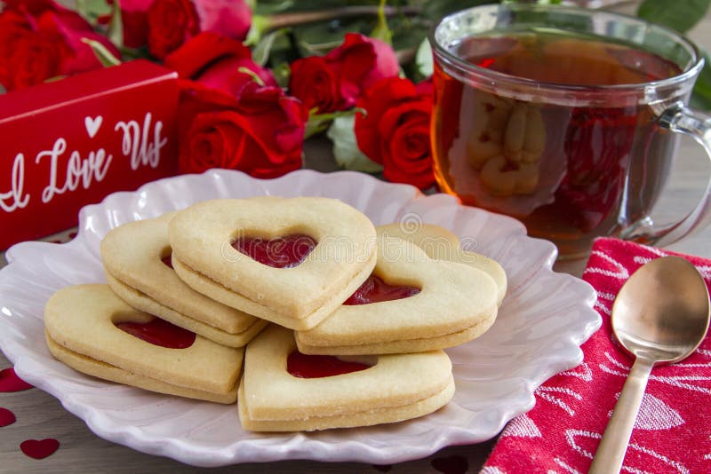 Чай с печеньем сердечками