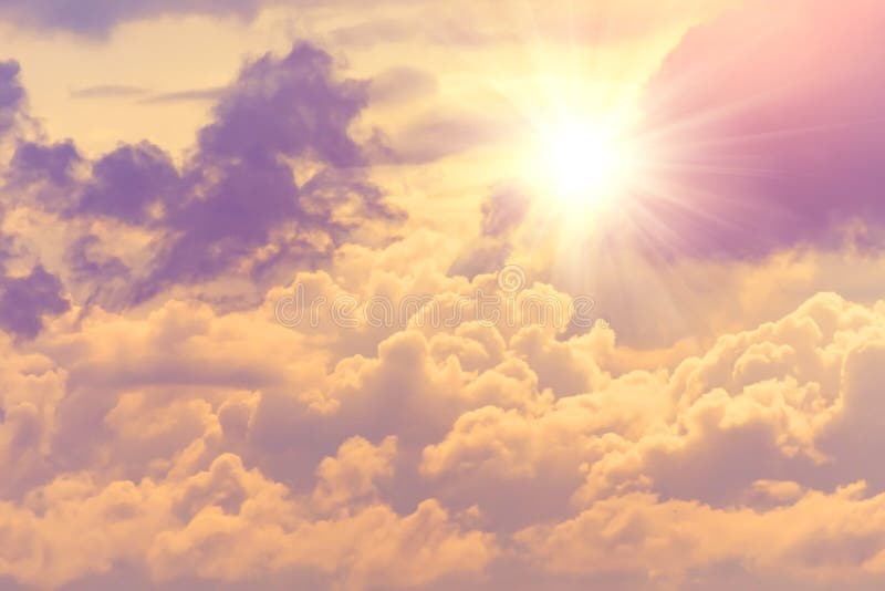 Свечение от человека. Сиять плотно. Человек в свете солнца. Свет солнца. Счастливая девушка.