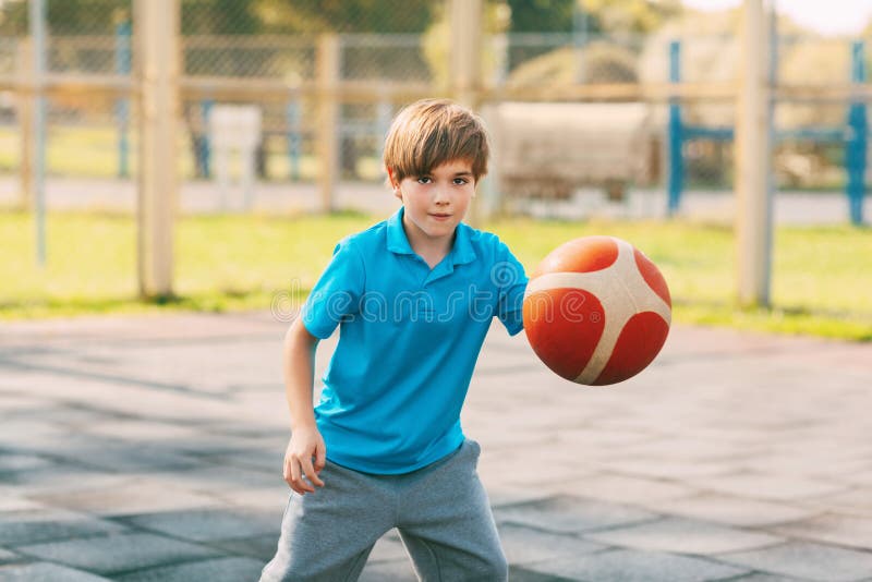 Мальчик спортсмен фото картинка. Фото увлеченного мальчика баскетболом. Мальчик спортсмен босикомх картинки онр1-2 уровня.