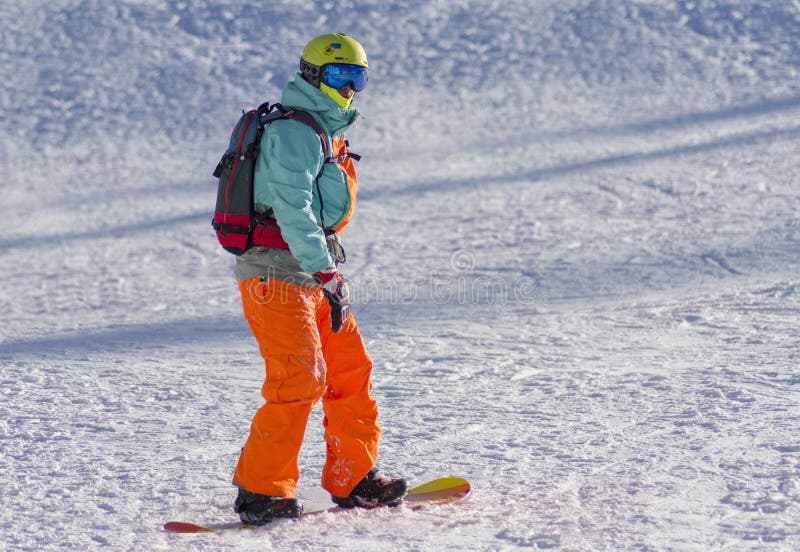 От холодного встречного ветра у лыжников замерзли