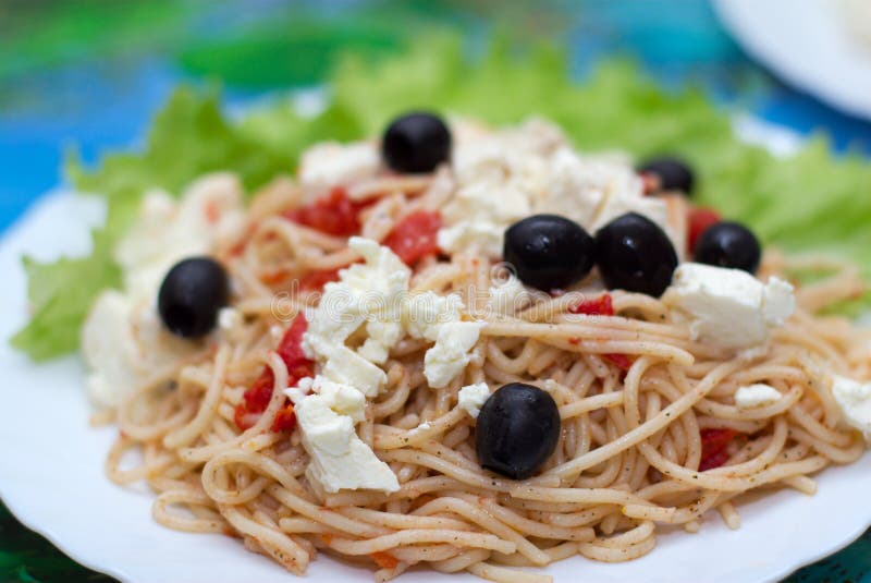 Фетакса с макаронами. Макароны с сыром и маслинами. Спагетти с оливками. Спагетти с маслинами. Паста с оливками и сыром.