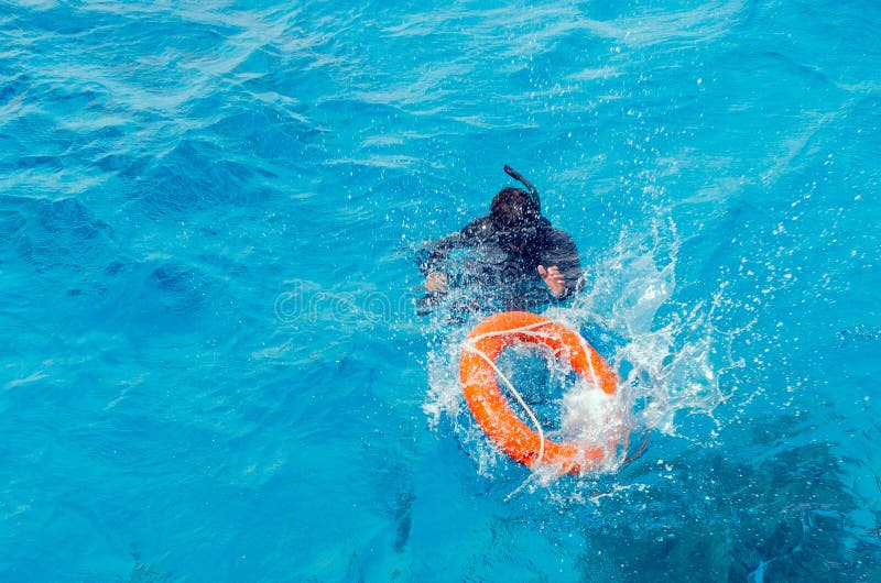 Сыр тонет в воде. Человек тонет спасательный круг. Человек тонущий в воде с спасательном круге мультяшный. Drowning man and lifebuoy.